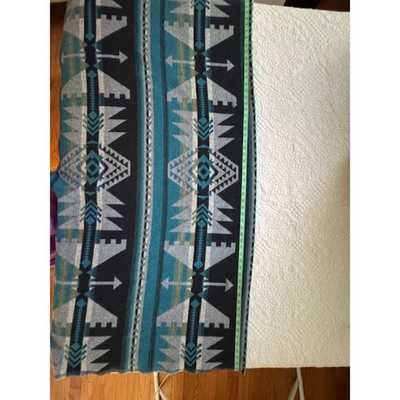 Sackcloth & Ashes Southwestern Aztec print blanket. - Picture 4 of 5